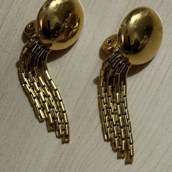 1970s Vintage Monet Gold Tone Tassel Clip On Earrings - Picture 2 of 4